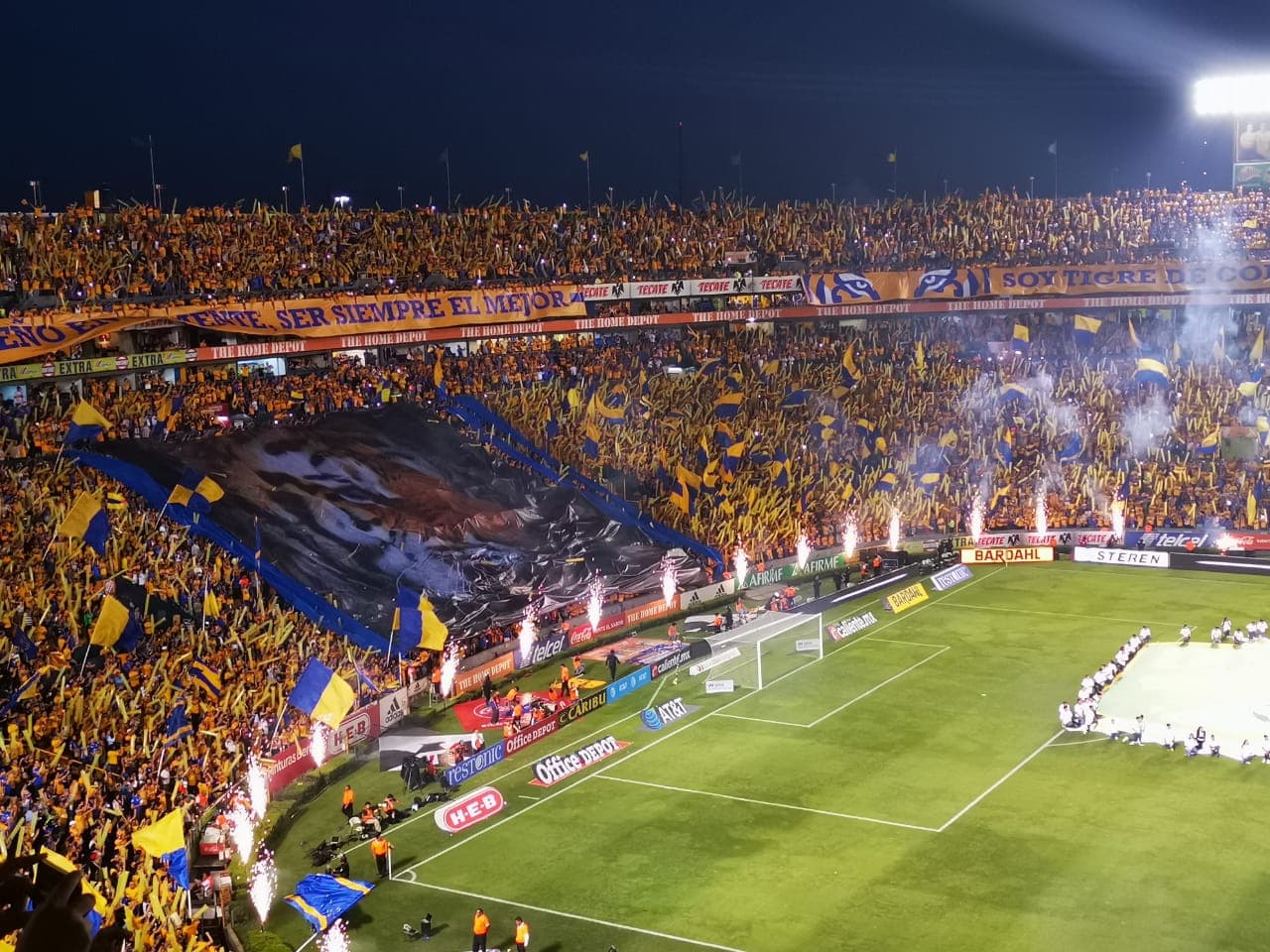 Parte del ambiente previo al arranque del juego de Ida de la Final de la Liga MX en el Estadio Universitario. Una imagen panorámica del marco del duelo entre Tigres y León.