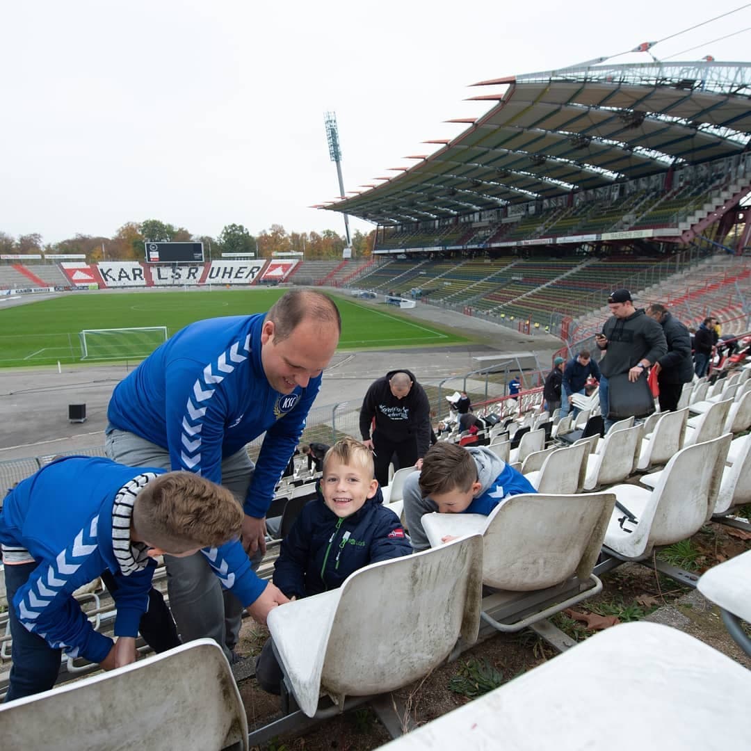 Chicos y grandes, fanáticos del Karlsruher, se quedaron con un pedazo del Wildparkstadion que fue inaugurado en 1955.