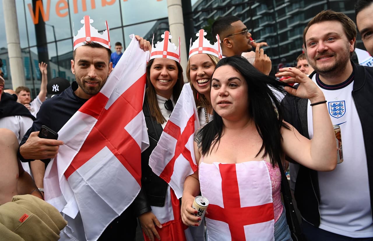 Aún no empieza el partido y se vive la locura fuera del estadio de Wembley. Aficionados ingleses e italianos disfrutan una atmósfera de emociones entre cantos, bebidas y disfraces, previo a la final de la Euro 2020 entre Italia e Inglaterra.