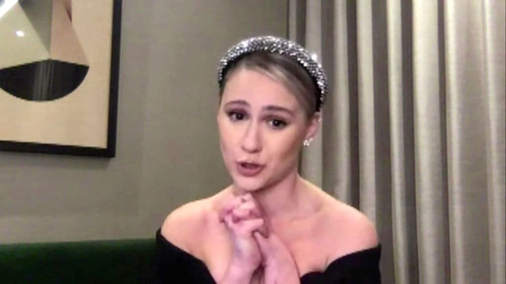 Catorce años después de su primera aventura, el cuarto mejor periodista de Kazajistán vuelve a Estados Unidos. Pero esta vez viaja con su hija, con el objetivo de entregarla como obsequio a un gran hombre estadounidense.
<br>