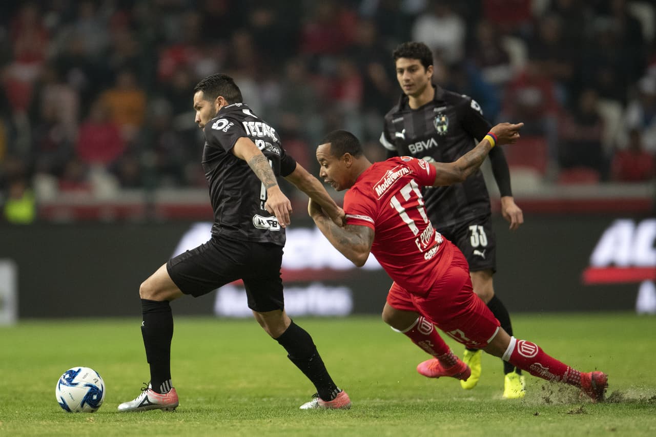 Felipe Pardo no pisa bien, se resbala y pierde el esférico ante la marca de Celso Ortiz.