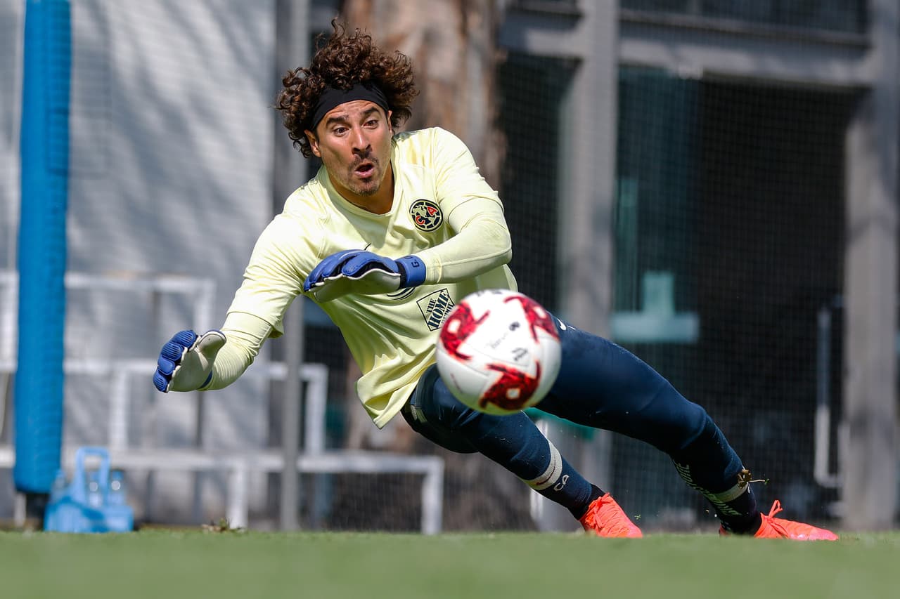 Ochoa sigue entrenamiento de Edson Álvarez y Hugo González
