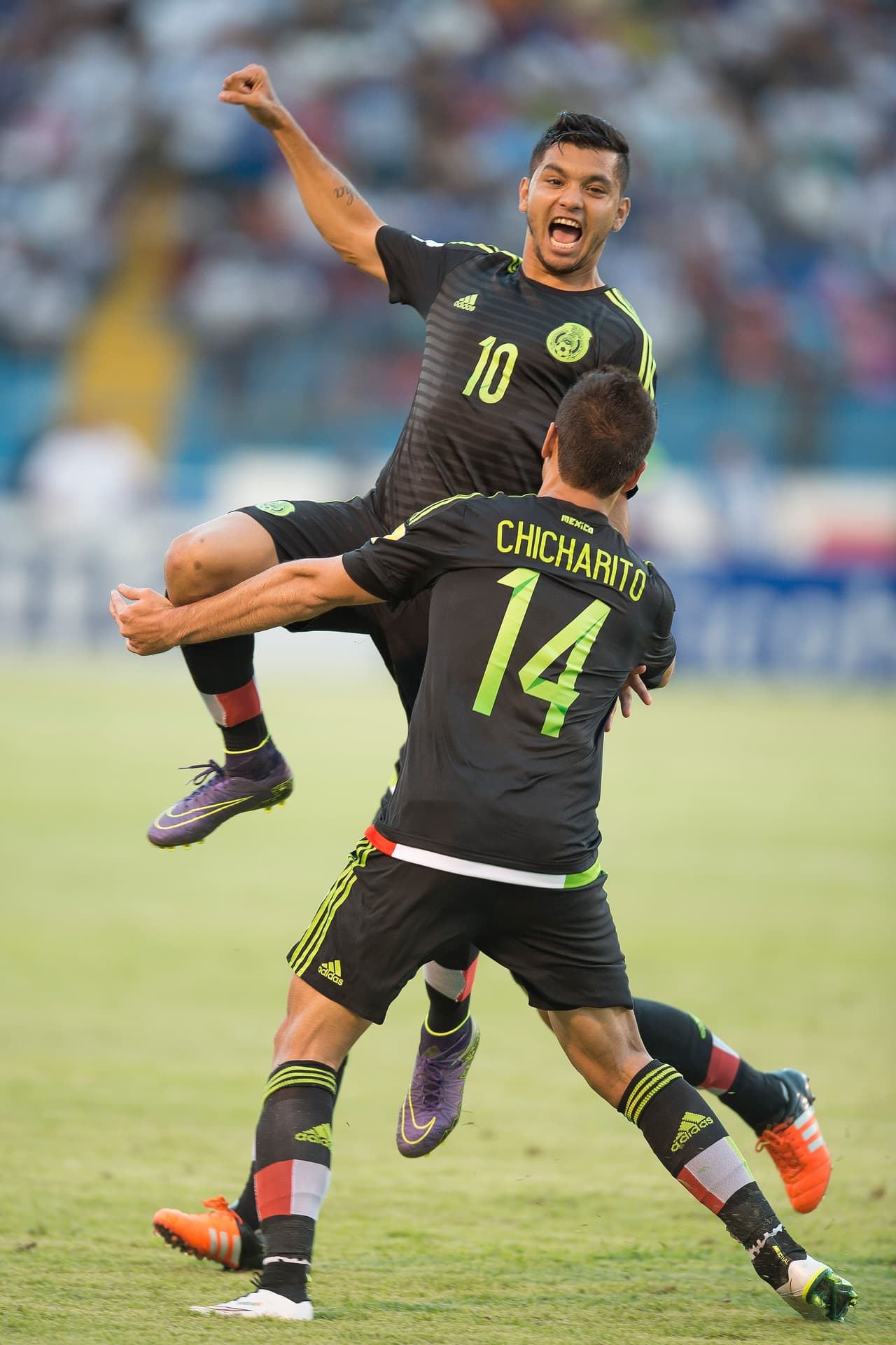 Apenas cinco minutos después Corona realizó un golazo, acomodandose le pelota con el talón de la pierna izquierda y después disparando con la pierna derecha.