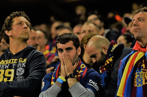Desazón, tristeza, incredulidad, llanto, y en general una enorme decepción en los rostros de los atribulados aficionados del Barcelona luego de la dolorosa y apabullante eliminación de los catalanes a manos del Liverpool en Anfield por 4-0.