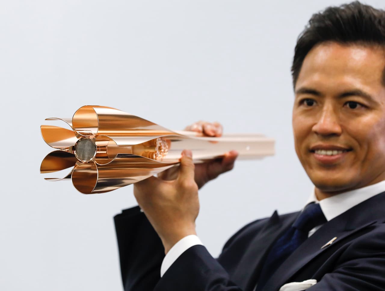 La antorcha de Tokio 2020 fue presentada en una ceremonia en Japón, con Tadahiro Nomura, tricampeón olímpico de judo, como protagonista.