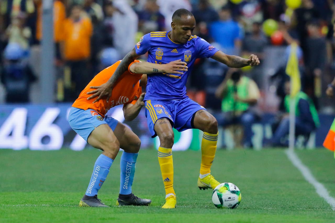 Con el ingreso del colombiano Luis Quiñones (derecha) al minuto 62' el Tuca Ferreti apostó por buscar la igualdad en el marcador para Tigres.