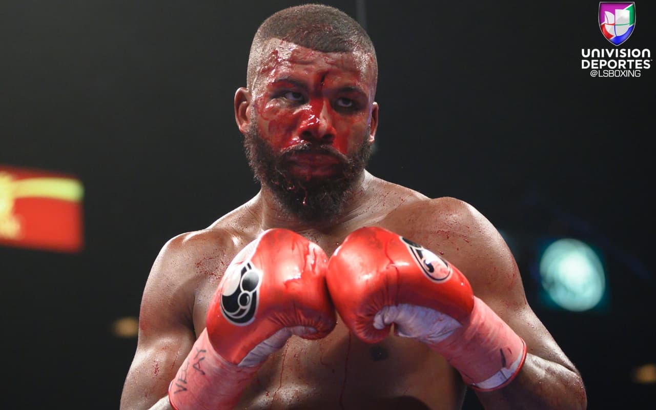 Y aunque la hemorragia fue detenida levemente, Jack, en una mezcla de arrojo y resistencia, continuó gallardamente con el combate.