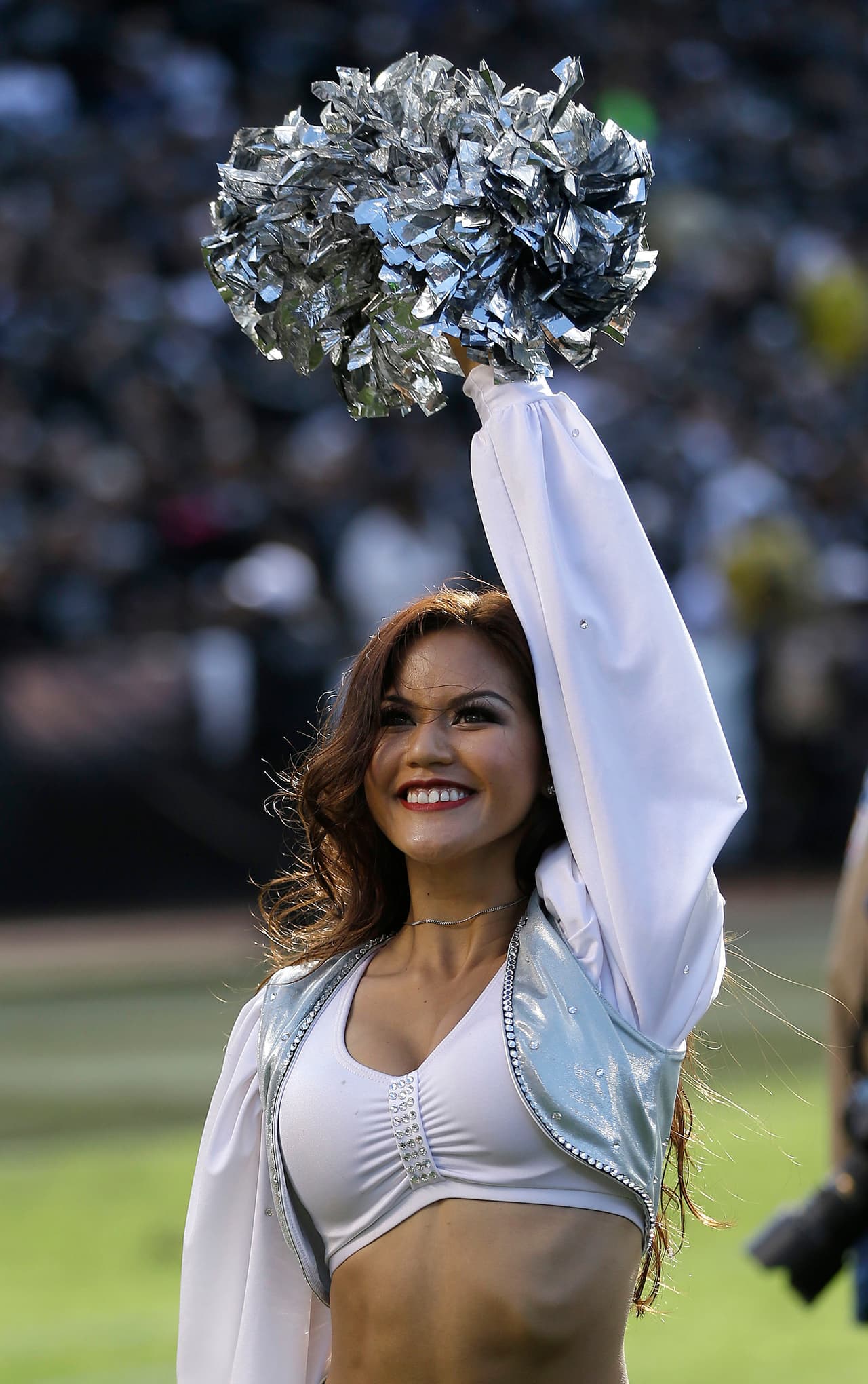 Cuatro temporadas deleitando a los fans de la NFL. Brandi está en las filas de las fabulosas Raiderettes y te presentamos las mejores tomas de ella.