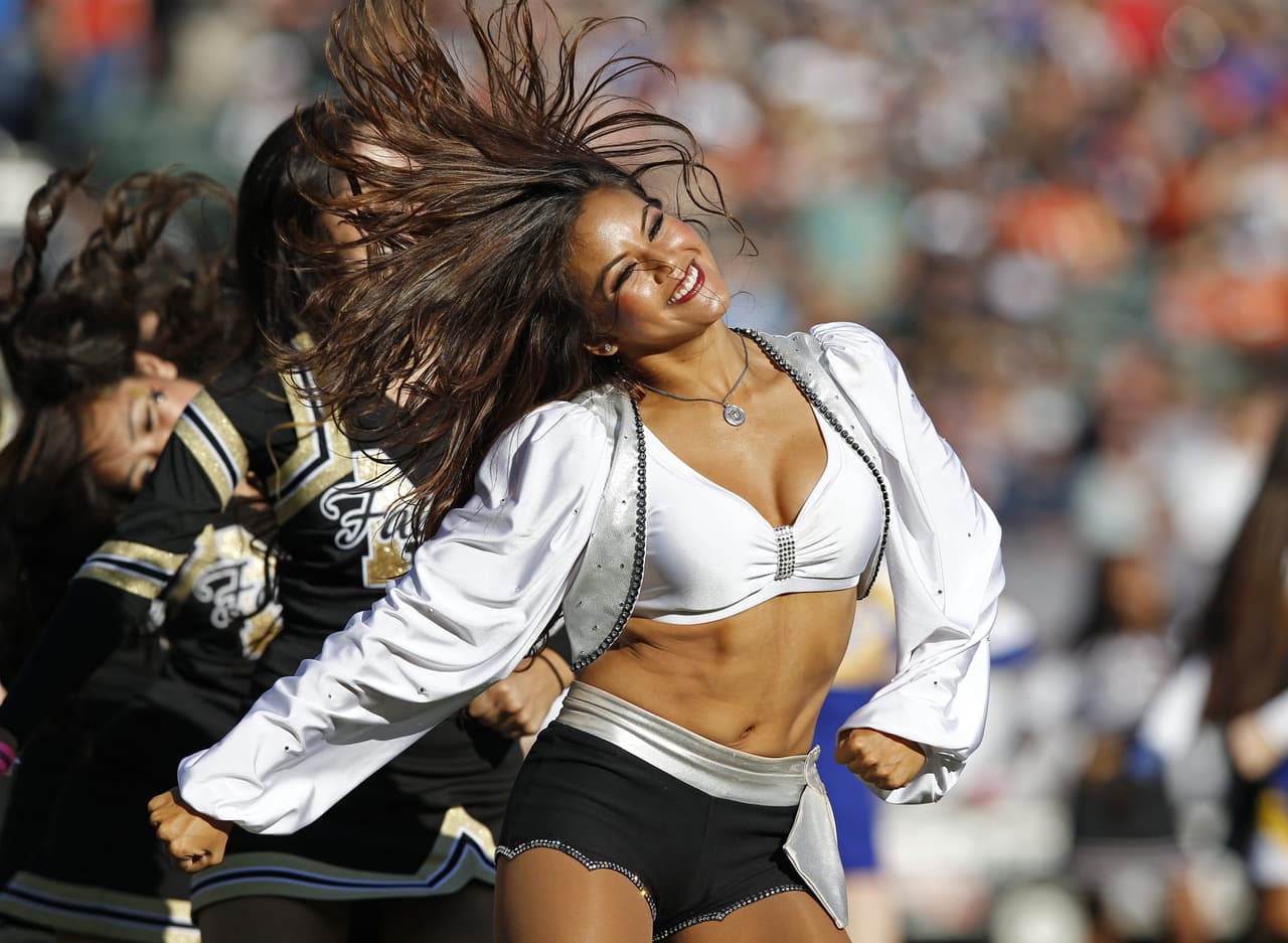 Cuatro temporadas deleitando a los fans de la NFL. Brandi está en las filas de las fabulosas Raiderettes y te presentamos las mejores tomas de ella.