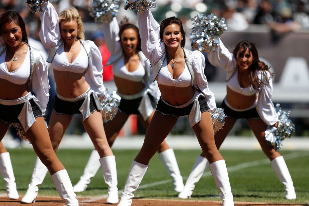 Cuatro temporadas deleitando a los fans de la NFL. Brandi está en las filas de las fabulosas Raiderettes y te presentamos las mejores tomas de ella.