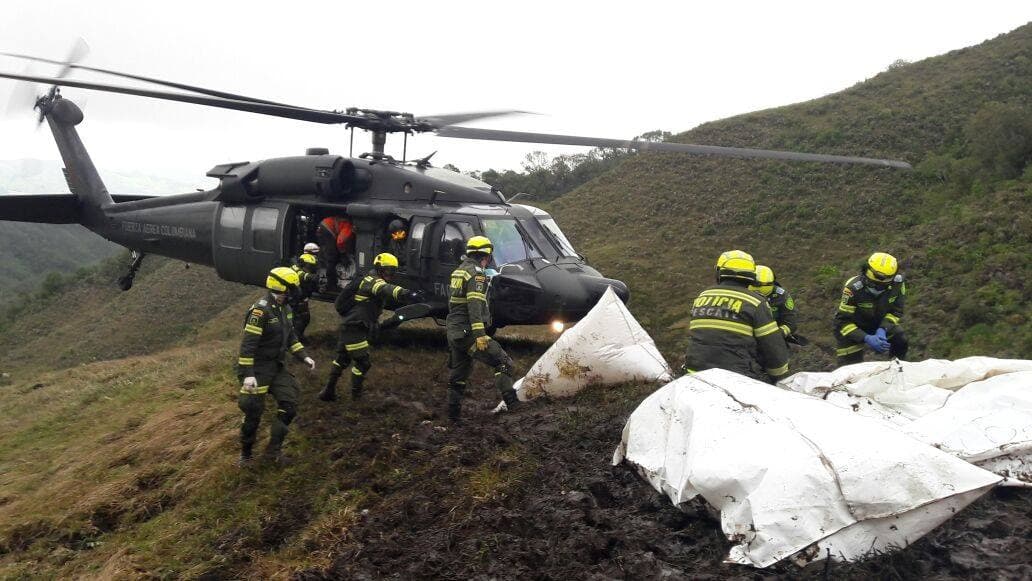 Los equipos de rescate evacúan los cuerpos de las víctimas de la zona del accidente.