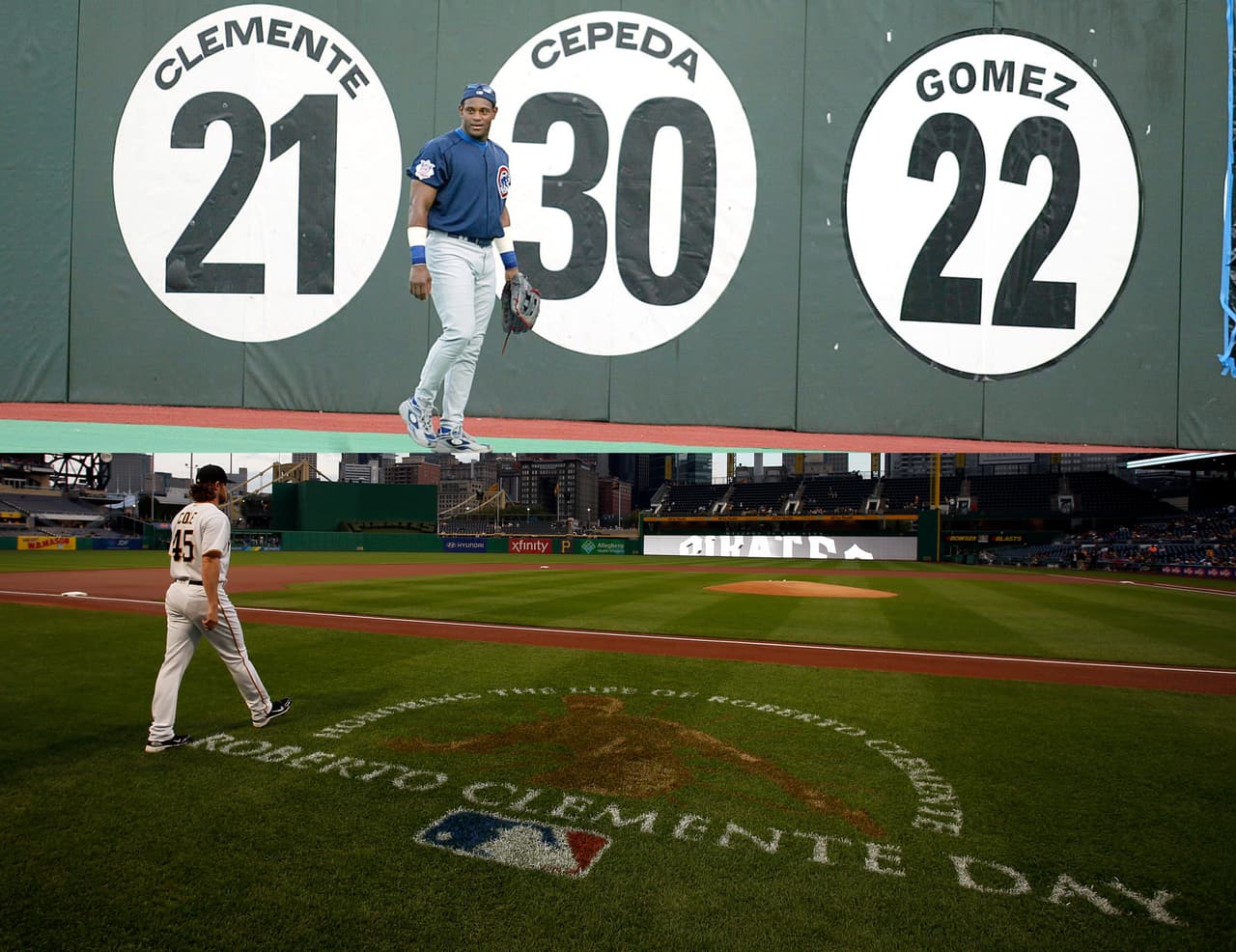 En 18 temporadas con los Pirates, logró cuatro títulos de bateo, un MVP y dos juegos de Serie Mundial. Fue el primer latinoamericano en conectar 3 mil imparables. Falleció el 31 de diciembre de 1972.