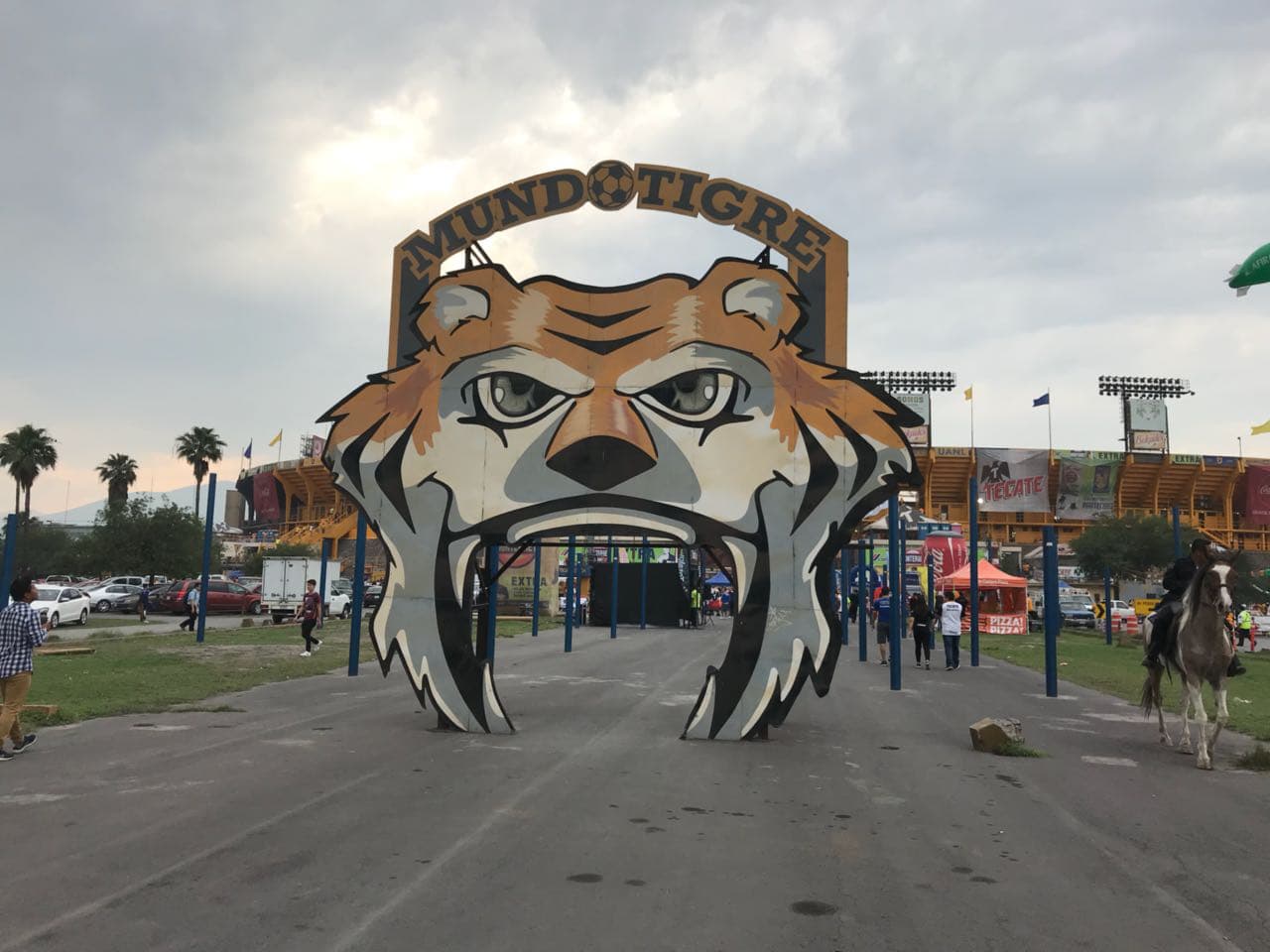 Los fanáticos le dieron color a las calles de Nuevo León, cerca al estadio, previo al partido de ida en el que Tigres es local a Santos en los cuartos de final de la Liguilla del Clausura 2018.