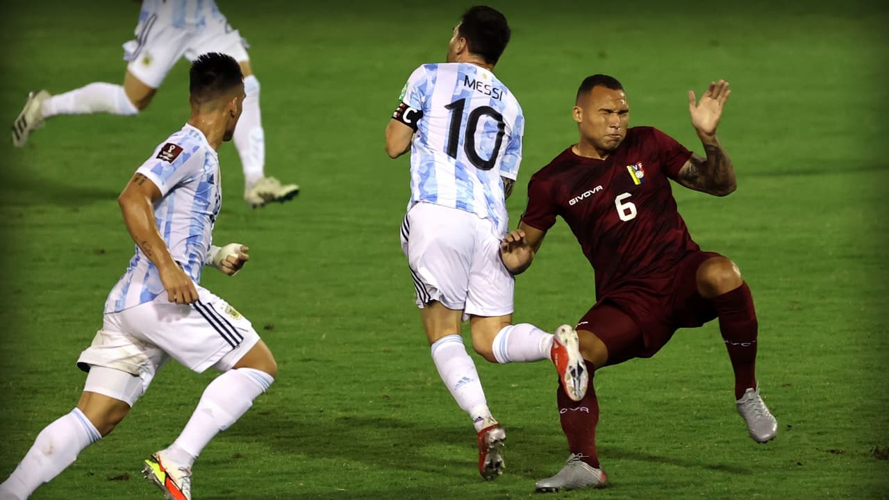 Venezolano que pateó a Messi se disculpa con todos menos con él