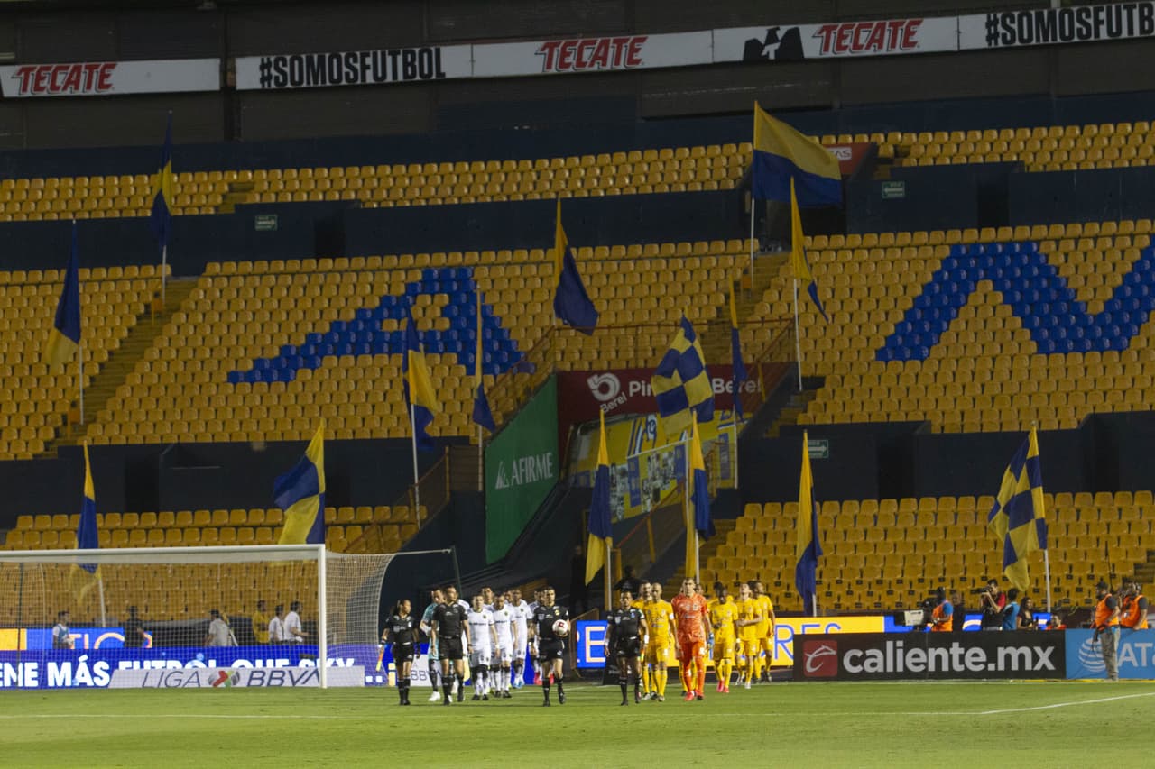 Ante la ausencia de seguidores Felinos, se colocaron banderas con los colores de Tigres en toda la tribuna de manera que los futbolistas de sintieran acompañados o, por lo menos, que no se apreciaran tantos huecos entre butacas.