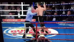 Boxeador falla al celebrar y casi se sale del ring