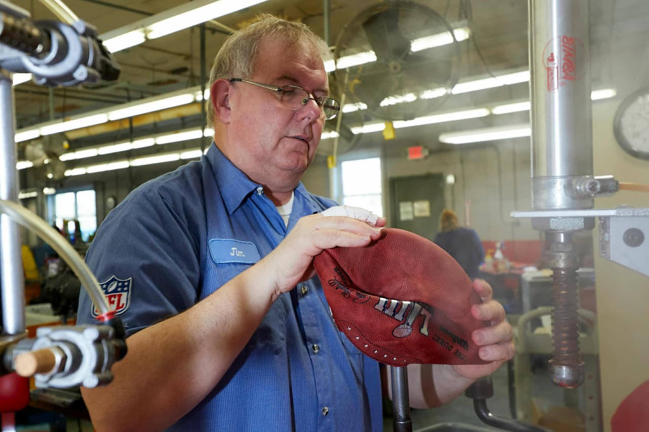 Cada balón Wilson se hace desde cero y a mano en Ada. Desde los que se compran en tiendas, los que se usan en juegos infantiles, hasta los que verán en las manos de Jared Goff y Tom Brady el domingo.