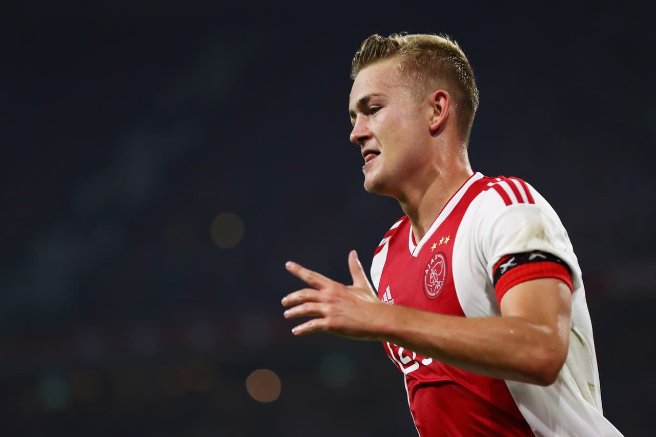El volante holandés Matthijs de Ligt, de 19 años, se acerca a Barcelona, en medio de profundas conversaciones del club con el representante del jugador, Mino Raiola.