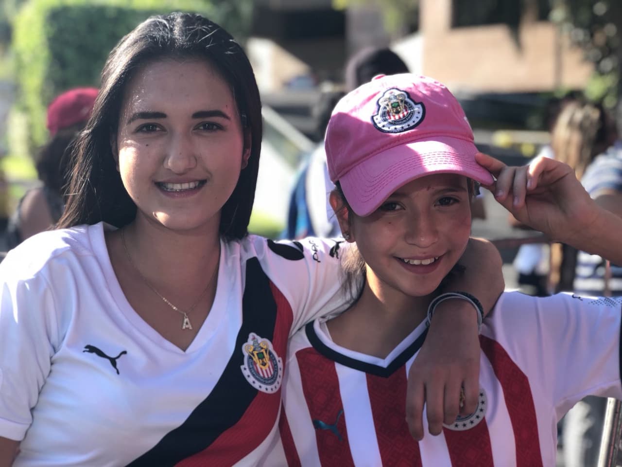 En los alrededores el estadio Akron la alegría y emoción la pusieron los aficionados de las Chivas que entusiasmados por un nuevo título de su equipo llegaron en gran número para ver la final de la Concacaf Liga de Campeones ante Torotno F.C.