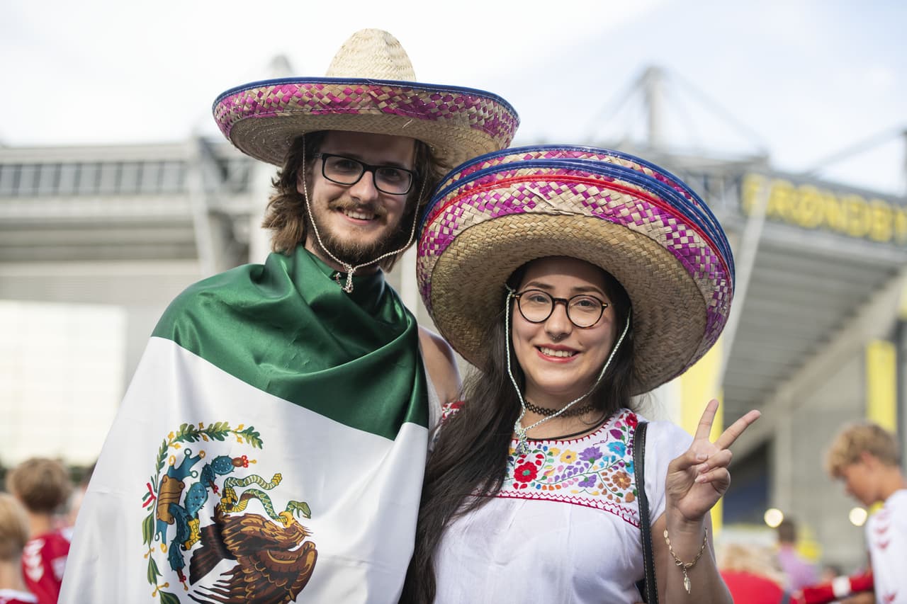Las aficiones de México y Dinamarca conviven en Copenague previo al último ensayo de ambas selecciones antes de sus debuts en la Copa del Mundo Rusia 2018.
