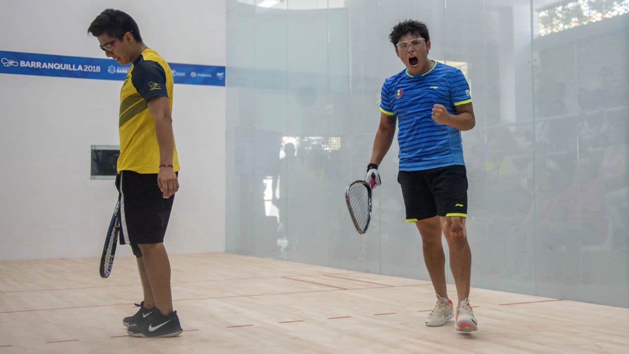 Daniel de la Rosa (der.) se colgó dos oros en el raquetbol masculino.