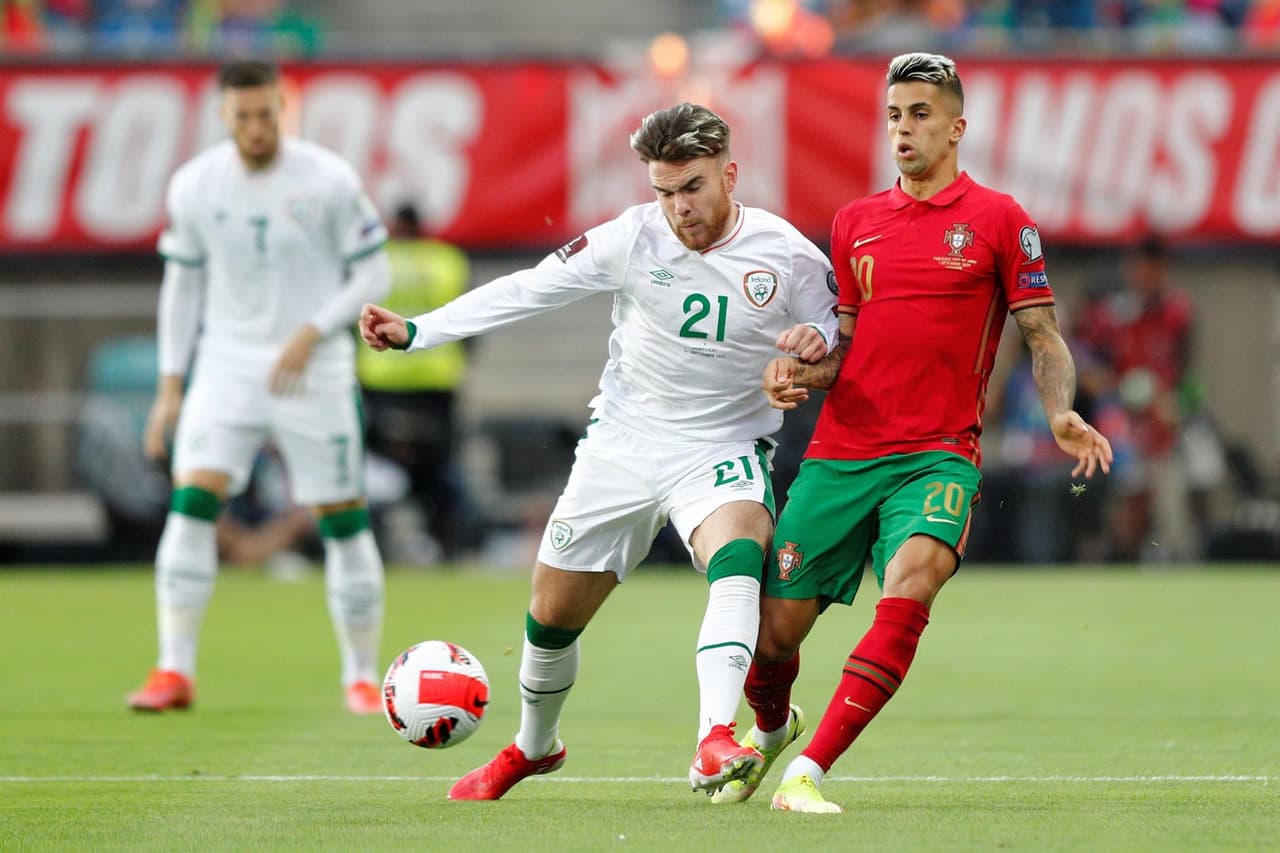 Cristiano Ronaldo salva a Portugal con doblete 2-1 en minutos antes del final del partido rumbo al mundial de Catar 2022. John Egan le daba la victoria al equipo visitante y todo parecía que así terminaría el encuentro, pero 'El Bicho' sacó la casta y al minuto 89' cayó el primer tanto, pero fue en el tiempo agregado (96') cuando el portugués hacía el segundo gol.
