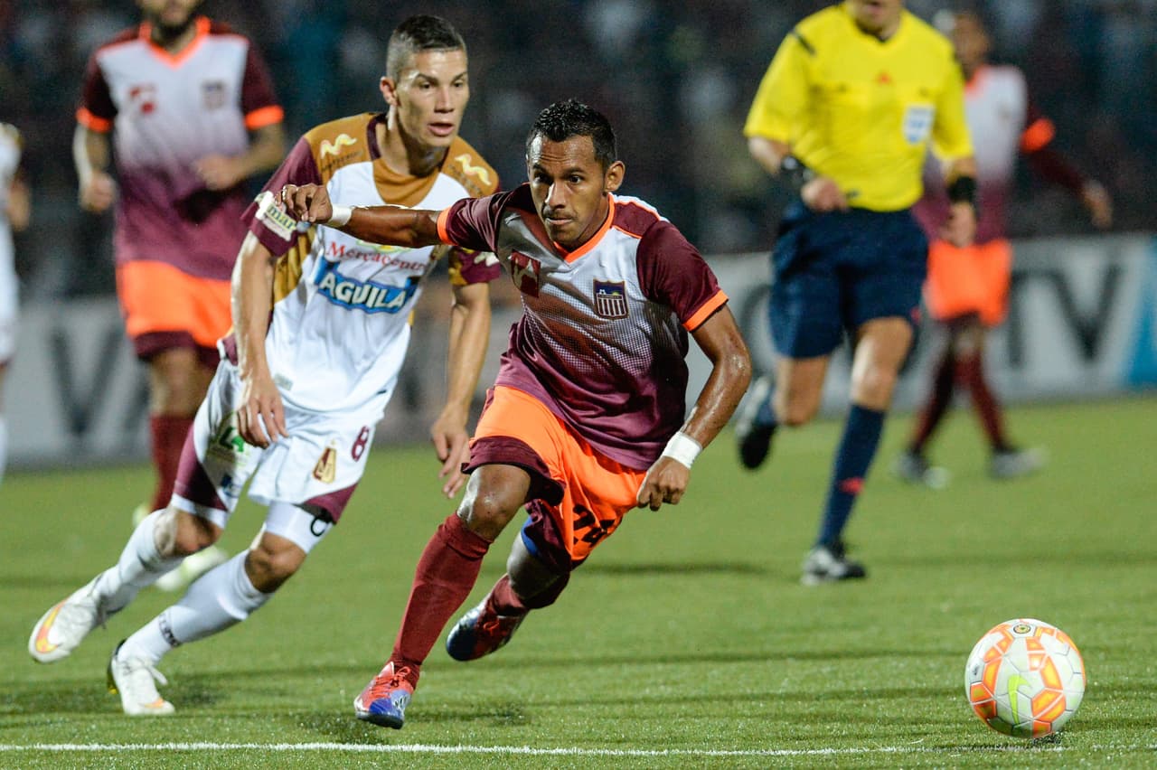 En 2015, llegó a Deportes Tolima para reforzar al equipo en su participación en la Copa Suramericana. Con ese equipo jugó como volante mixto y en esa posición tuvo sus mejores actuaciones.