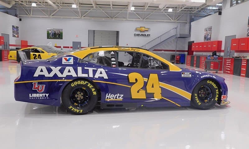 Daniel Suárez, piloto mexicano de la NASCAR, usará botas y guantes para rendir homenaje a Kobe Bryant.