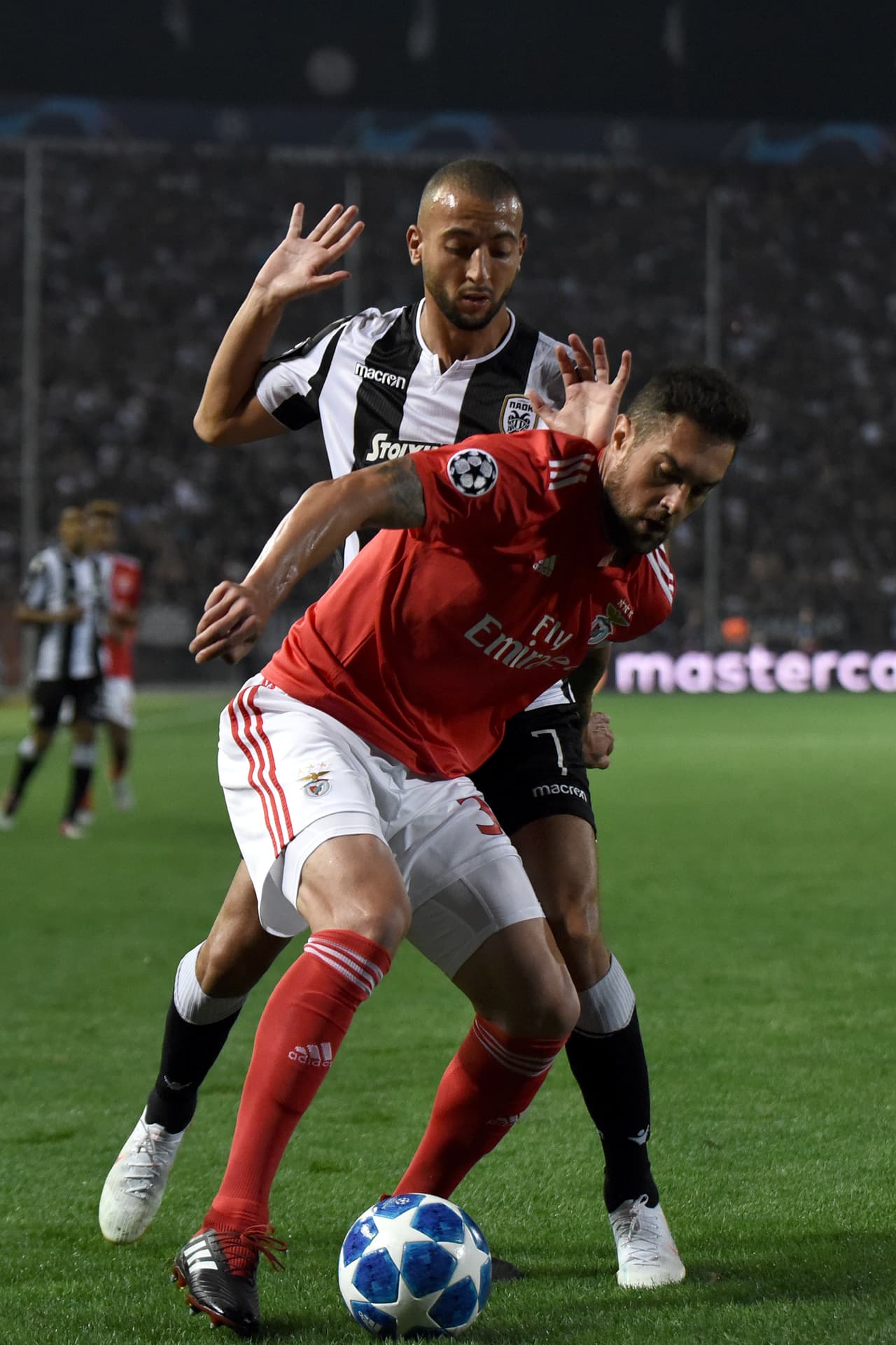Benfica no solo contuvo la embestida griega sino que al minuto 4 del segundo tiempo puso el 1-4 del juego, 5-2 en el global, de nuevo con penalti de Salvio. Así se mantuvo el marcador.