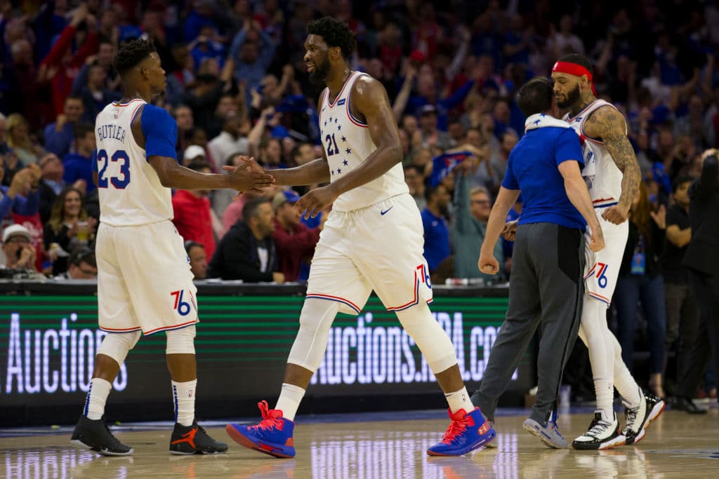 Los Philadelphia 76ers se negaron a ser eliminados en casa al vencer 112-101 a los Toronto Raptors en el Juego 6 de su serie de Playoffs de segunda ronda en la Conferencia del Este en la NBA y con esto forzaron al séptimo y definitivo encuentro, que habrá de jugarse el domingo próximo. Jimmy Butler anotó 25 puntos y Ben Simmons aportó 21 para que los Sixers alarguen la serie en Canadá.