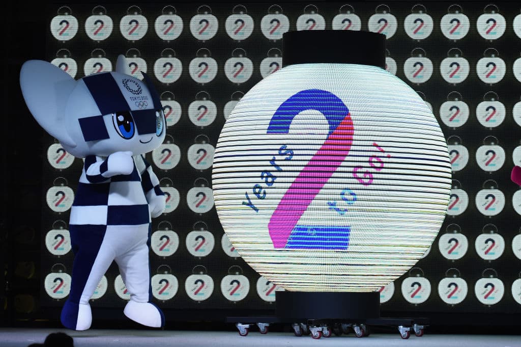 Junto a la mascota Miraitowa aparece uno de los objetos más tradicionales de la cultura japonesa, la izakaya, una linterna de papel muy común en aquellas latitudes.