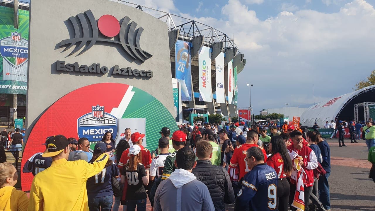 Predominan los colores rojo y azul en las inmediaciones del Estadio Azteca.