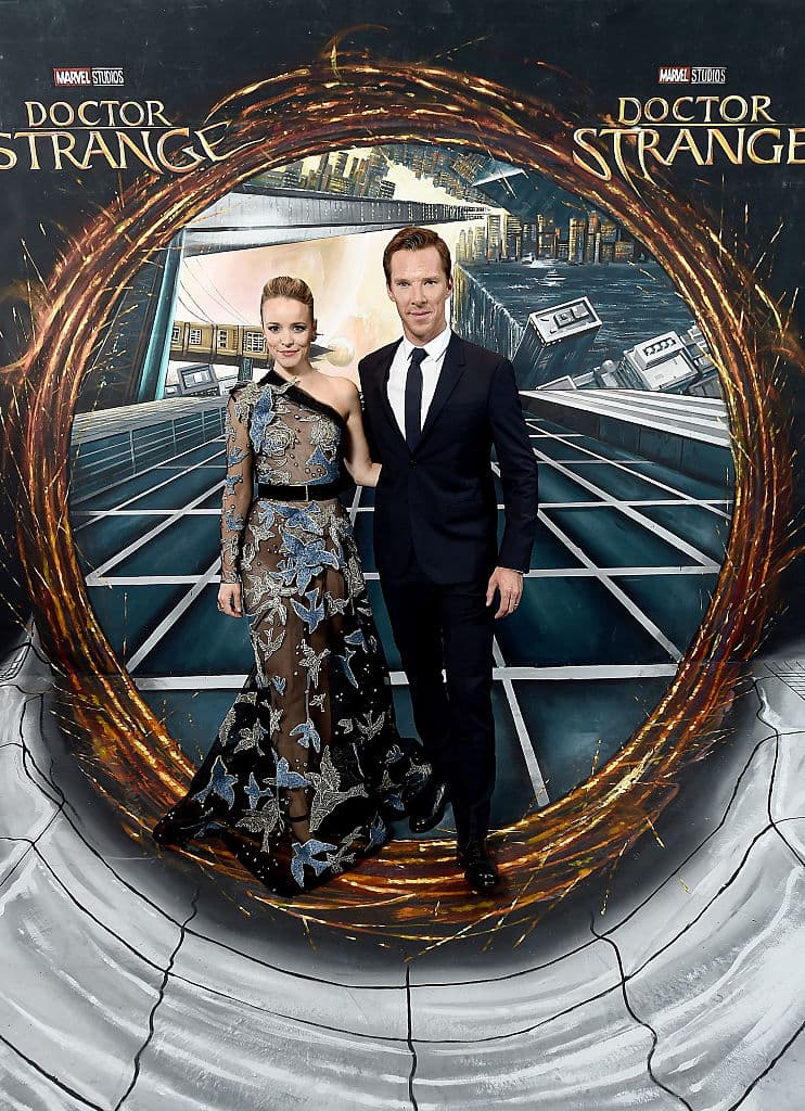 Benedict Cumberbatch regresa en el papel principal; Elizabeth Olsen, Rachel McAdams, Benedict Wong y Chiwetel Ejiofor son coprotagonistas. Y el director Sam Raimi regresa al universo Marvel.