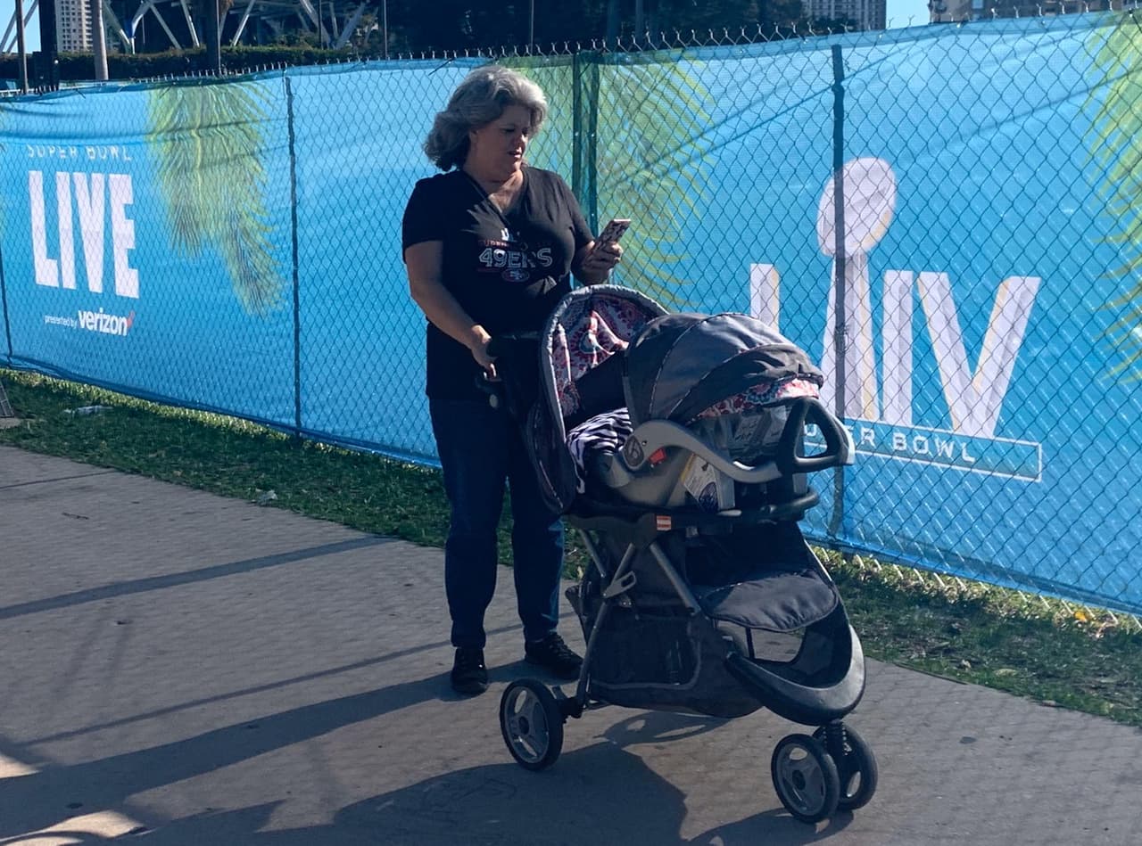 Así se vive el color en el Hard Rock Stadium de Florida previo al partido entre San Francisco 49ers y Kansas City Chiefs.