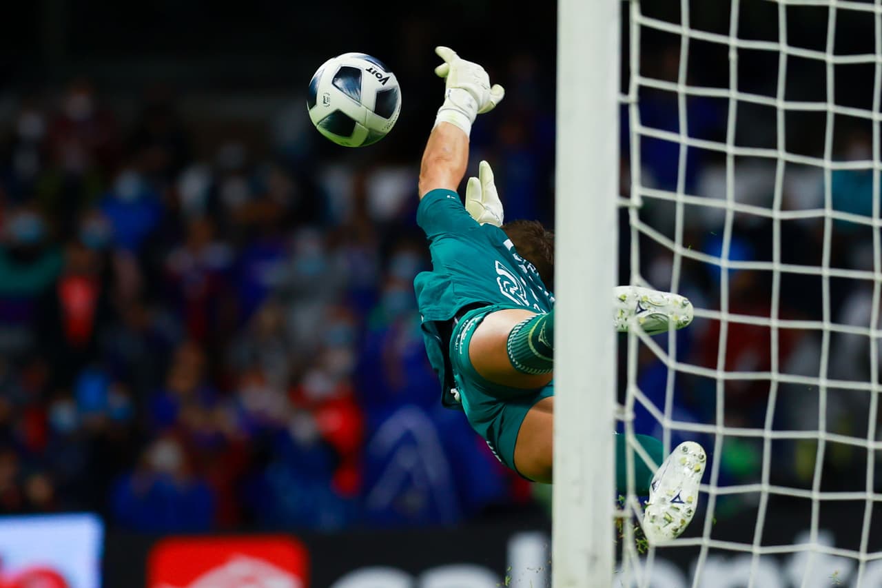 Mazatlán impuso su futbol para llevarse los tres puntos de casa de Cruz Azul que inició mal su reinado.