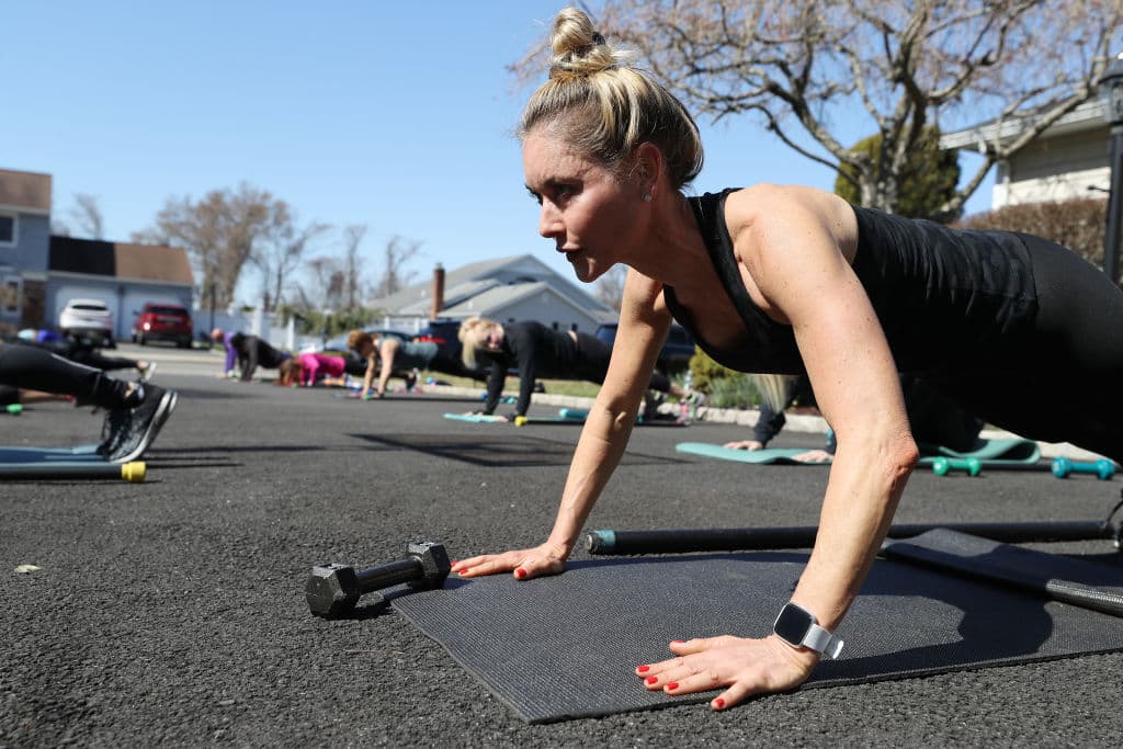 Tras la emergencia del coronavirus, Jamie Benedik organizó clases de fitness a puerta abierta en Long Island. Los asistentes tomaron la sesión conservando una distancia prudente entre ellos.