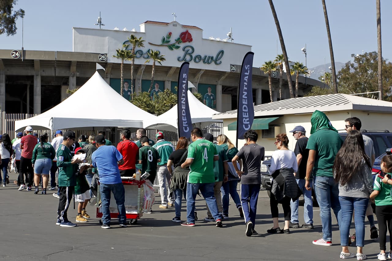 La selección mexicana realizó su último entrenamiento previo al juego ante el combinado de Gales a puerta abierto en el Rose Bowl, donde cientos de aficionados pudieron disfrutar y ver a sus futbolistas favoritos.