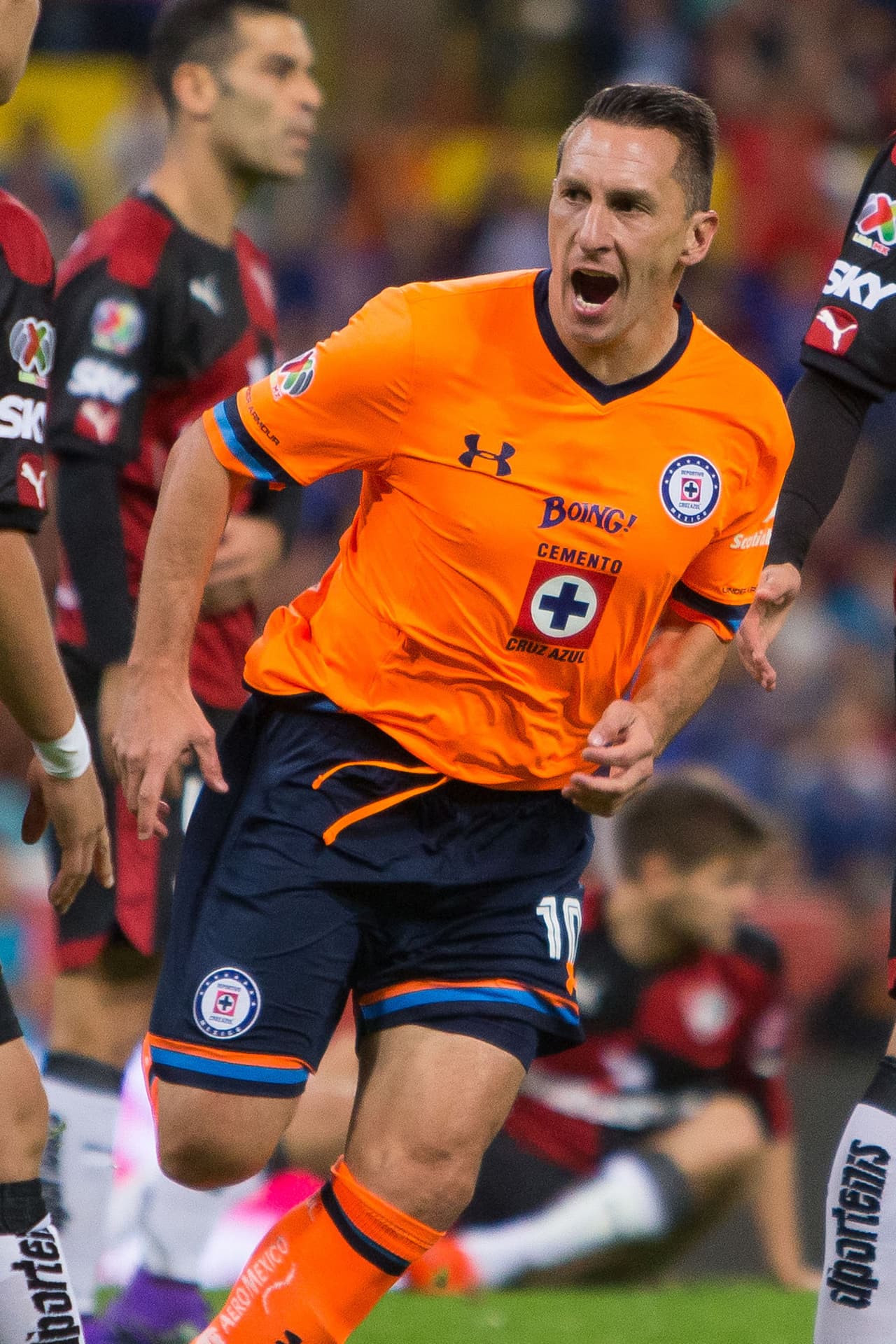Christian Giménez, Cruz Azul.- El 'Chaco' está recuperando su gran nivel futbolístico en este torneo, y en el partido ante el Atlas marcó el primer gol para la Máquina, aunque lamentáblemente estará de baja dos semanas debido a un fuerte impacto en el rostro que le ocasionó una fractura en el pómulo izquierdo. Su valor en el UD Fantasy es de $6.9 millones.