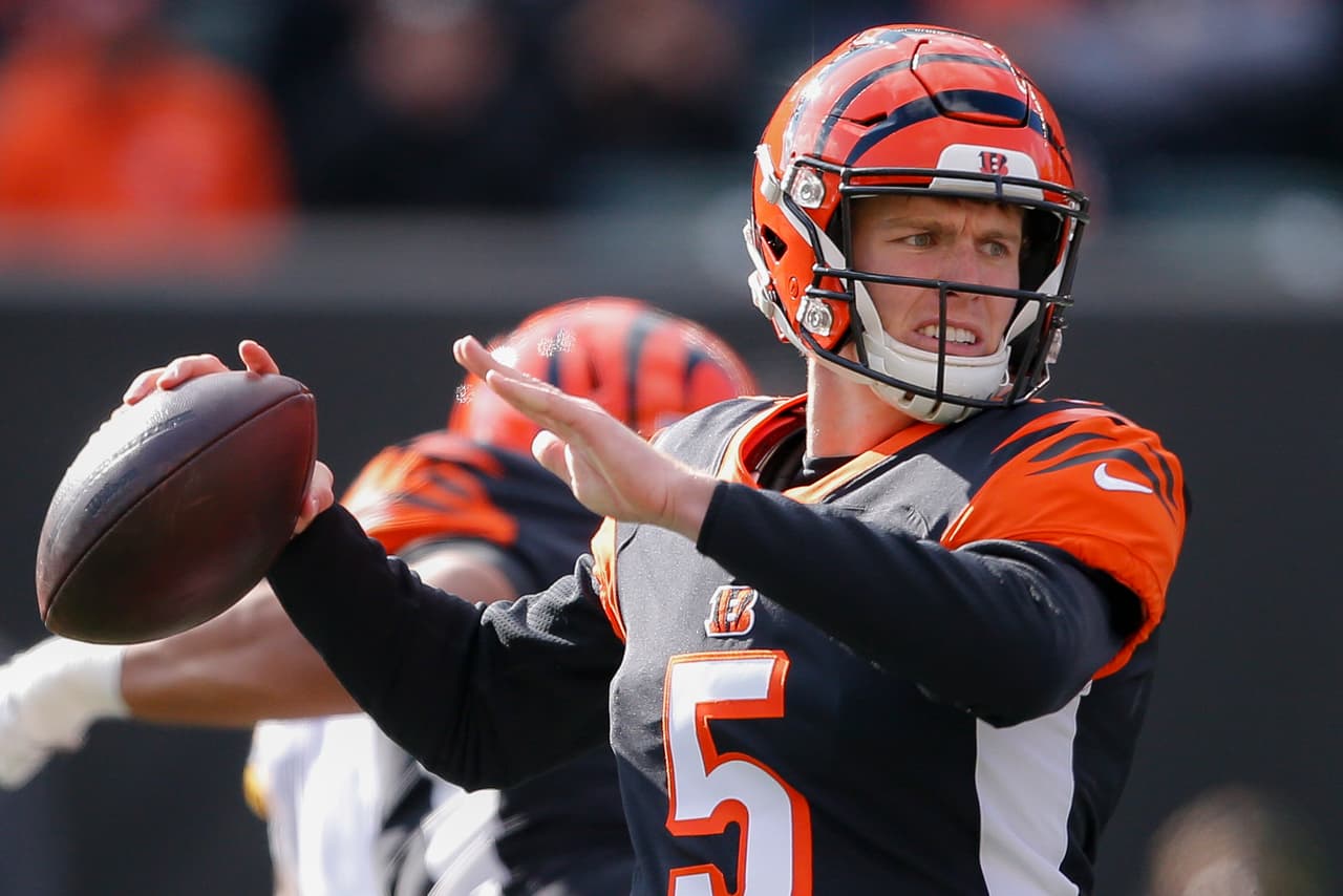 Ante esto, Ryan Finley asumió la titularidad como QB durante tres juegos, pero tampoco hubo mejoría.