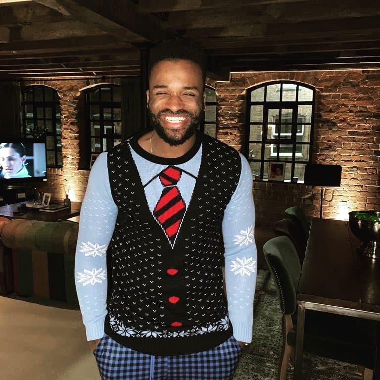 Darrent Bent, esjugador de la Selección Inglesa, luce el suéter inspirado en Southgate con mucha alegría.