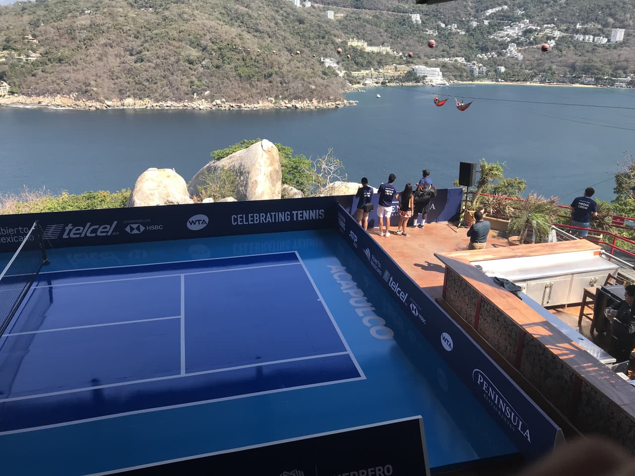 Del lado derecho se aprecia, aunque en pequeño, cómo llegaron lanzándose desde la tirolesa ambos tenistas.