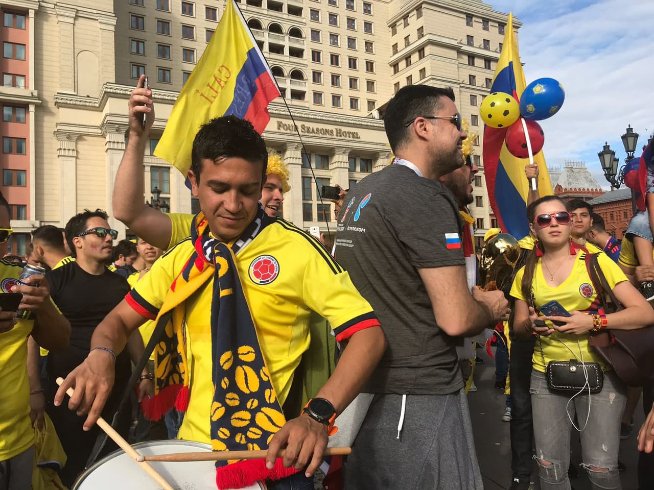 Incluso, por momentos algunos hinchas de países eliminados como los argentinos se unieron para apoyar a Colombia.