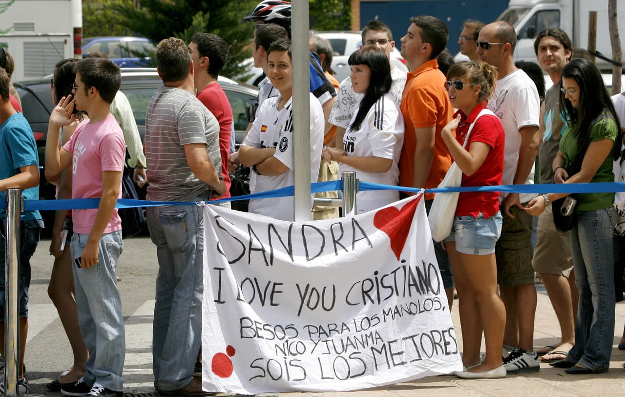 Centenares de aficionados querían ver al que sería su nuevo crack y esperaron varias horas para poder si quiera verlo de lejos.