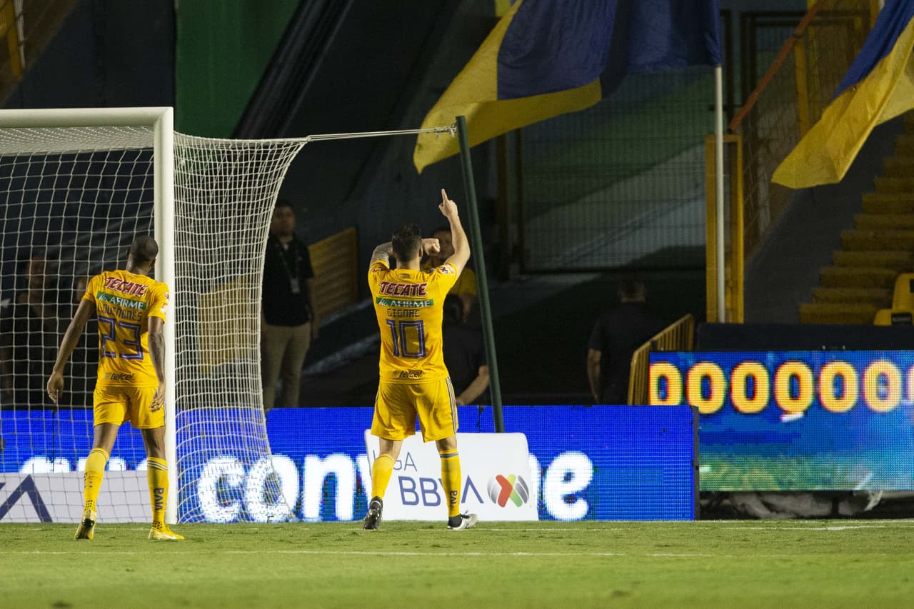 Gignac no cambia. Con o sin afición, el francés festeja y simula que dedica los goles a la afición de los Tigres de la UANL.