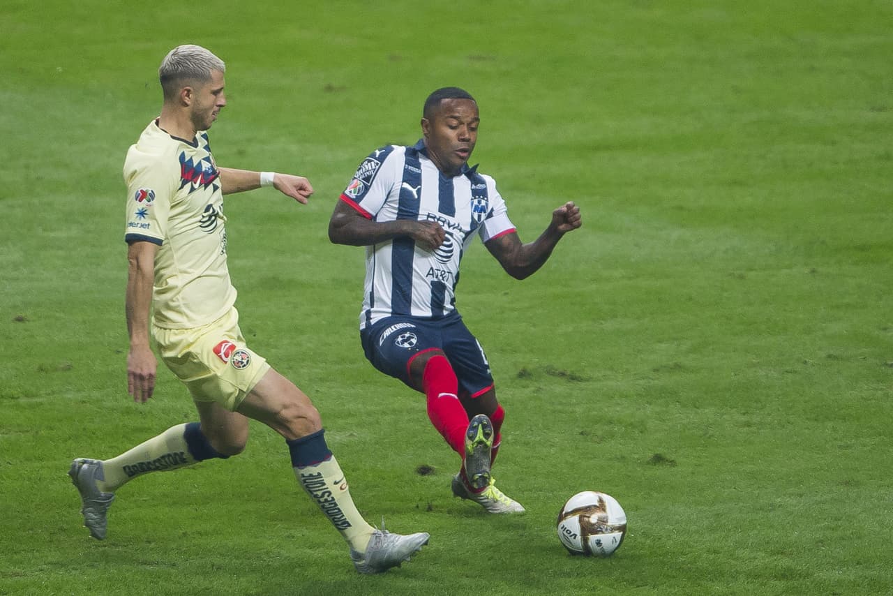Peleando con Dorlan Pabón todo el encuentro, sobre todo en tres cuartos de cancha.