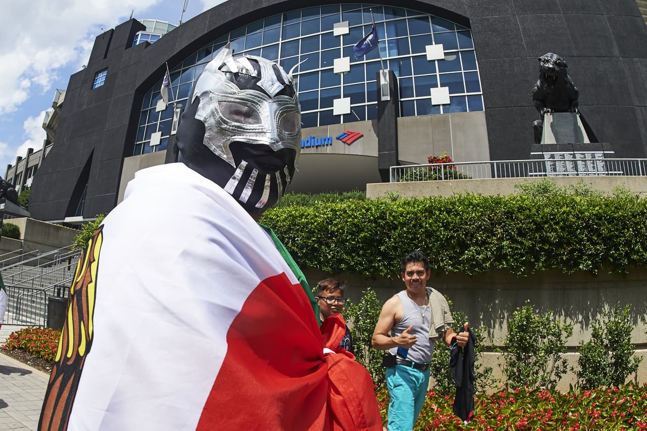 En las afueras del Bank of America Stadium los fanáticos mexicanos se alistan para el juego del Tri contra Martinica por el Grupo A de la Copa Oro.