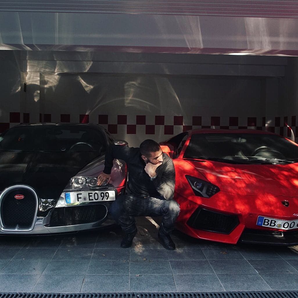 <h3 class="cms-H3-H3"><b>Lamborghini Aventador</b></h3>
<br>
<br>De
<b>Bugatti</b> pasamos a
<b>Lamborghini</b>. El primer 'toro' que adquirió Benzema fue un
<b>Aventador</b> con una muy llamativa carrocería pintada en rojo. Su nombre hace referencia al mundo de la tauromaquia y da tributo a un toro de lidia toreado en Zaragoza, España en 1993.