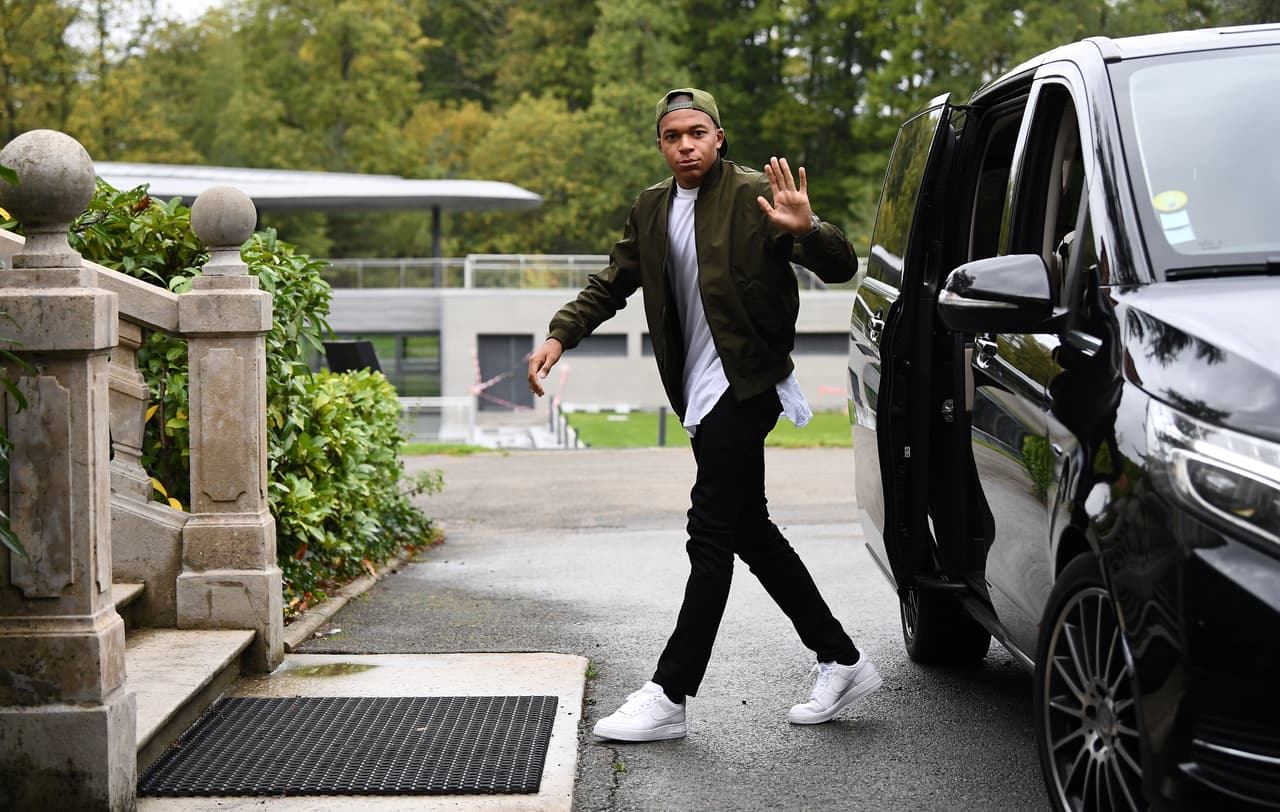 Las estrellas del fútbol tienen salarios tan altos que se permiten ser coleccionistas de piezas automotrices exclusivas y que a menudo usan para asistir a los entrenamientos de la semana. Cristiano Ronaldo hace poco compró
<a href="https://www.univision.com/carros/carros-y-famosos/cristiano-ronaldo-paga-2-millones-carro-sin-techo-parabrisas-fotos"><u>un Ferrari sin techo ni parabrisas</u></a>, Messi condujo
<a href="https://www.univision.com/carros/carros-y-famosos/carros-leo-messi-condujo-jugador-estrella-barcelona-fotos"><u>una variedad de carros de lujo</u></a> en su etapa en Barcelona y Benzema tiene no uno sino
<a href="https://www.univision.com/carros/carros-y-famosos/supercarros-la-pasion-de-karim-benzema-fuera-de-las-canchas-de-futbol-fotos"><u>varios modelos asombrosos del fabricante Bugatti</u></a>. Sorpresivamente, la excepción a esta tendencia es Kylian Mbappé y con mucha razón.