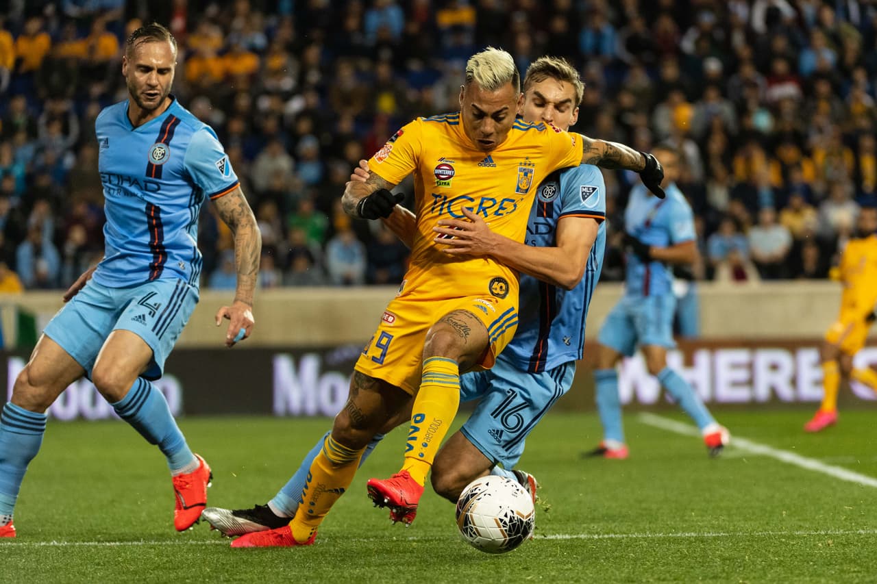 Eduardo Vargas ya se le escapaba a James Sands por lo que el jugador del NYCFC debe bajar al chileno.