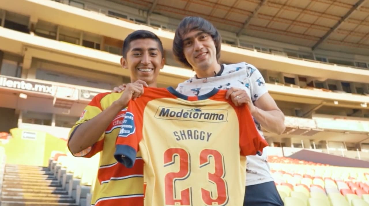 Shaggy Martínez regaló su playera y cumplió sueño de un aficionado
